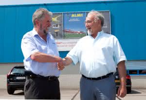 Artikelsuche: Probst: Übernahme von ALMI Steintrenner ALMI Geschäftsführer Jan Landhuis (rechts) und Probst Geschäftsführer Martin Probst (links) besiegeln die Intensivierung Ihrer strategischen Partnerschaft. (Abb.: Probst)
