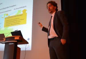 Professor Dr.-Ing. Detleff Schermer von der OTH Regensburg sprach über die Bemessung und Konstruktion von Mauerwerksbauten nach Eurocode 6. (Abb.: Schlagmann Poroton) 