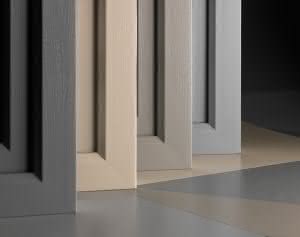 Die neue Prägung Elegant Ash ist in drei verschiedenen Grautönen und in einem hellen Beigeton lieferbar. (Abb.: Renolit)