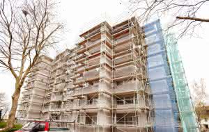 Viele Systemhalter, die EPS auf der Fassade verarbeiten, vertrauen den Steinwolle-Lamellen der Deutschen Rockwool und setzen diese als Brandriegel ein. (Abb.: Deutsche Rockwool Mineralwoll GmbH & Co. OHG)