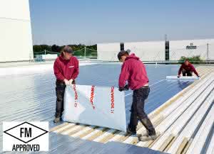 Ebenso wie die ROCKWOOL Steinwolle Dämmplatten „Hardrock 040/038“, „Durock 040/037“, „Bondrock MV“ und „Georock MV“ darf jetzt auch die Dampfsperre „Rockfol SK 18234 II“ nach erfolgreicher Prüfung im Forschungs- und Testcenter von FM Global das Zertifikat „FM Approved“ tragen. (Abb.: Behrendt & Rausch Fotografie)
