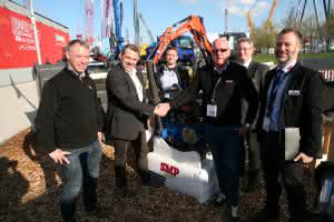 Die neuen Geschäftspartner beglückwünschen sich auf der bauma 2016 zur Vertragsunterzeichnung. (Abb.: SMP Parts)