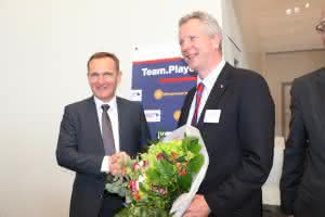 György Wáberer (li.) und Andreas Schmitz (re.) festigen Vereinbarung über den Kauf von 500 LKW-Anhängern. (Abb.: Schmitz Cargobull)