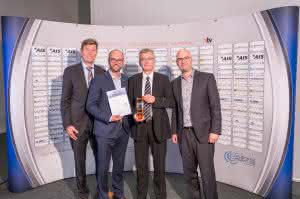Telematik + Management: TomTom: AppDrive mit Telematik Award prämiert Bei der Preisverleihung: Thomas Schmidt, Managing Director TomTom Telematics, John-Sebastian Komander, Head of Marketing and Communications sijox/SIGNAL IDUNA Group, Thomas Becher, Vice President Business Development TomTom Telematics und Simon Formanowski, Marketing Manager D-A-CH TomTom Telematics (v.l.n.r.). (Abb.: TomTom)