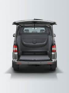 Bagger und Radlader: Volkswagen: Mix aus Nutzfahrzeug und PKW Sechs Personen auf den Sitzen der ersten und zweiten Sitzreihe sowie ein geschlossenes Ladeabteil kennzeichnen die neue Modellvariante der Volkswagen Transporter-Baureihe. (Abb.: Volkswagen)