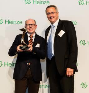 Top im Trockenbau: Christoph Dorn (re.), Knauf Gruppen-Geschäftsführer Deutschland/Schweiz, und Peter Schmieder, Leitung Marketing Kommunikation, freuen sich über die Auszeichnung mit dem Architects’ Darling. (Abb.: Heinze)