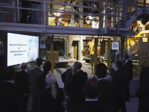Nach dem offiziellen Start erleben die geladenen Gäste live einen Teil der Kalksandstein-Produktion. (Abb.: Unika)