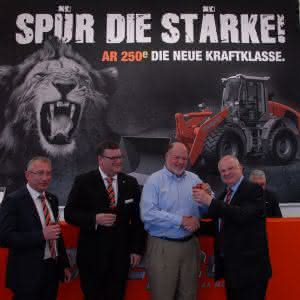 Bagger und Radlader: Weycor: Erfolgreiche Zusammenarbeit mit Takeuchi in den USA Geschäftsführer Helmut Lorch, CEO Clay Eubanks (Takeuchi USA), Geschäftsführer Markus Niedermayer, Export- Manager Holger Huntemann (v.r.n.l). (Abb.: weycor)