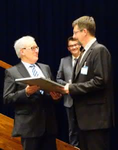 Artikelsuche: DGfM: Ehrenpreis der Mauerwerksbranche Dr. Hans Georg Leuck, hier links im Bild, überreicht dem ersten Preisträger Dr.-Ing. Ulf Schmidt seine Urkunde. (Abb.: DGfM)