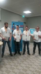 Vizemeister: v.l.n.r.: Das Gewinnerteam Tobias Piesch, Terex-Azubi Elias Sutter, Janik Schmidt und Betreuer Martin Schneider vom Deutschen Schweißverband DVS in Kaiserslautern, der sich in der Vorbereitung auf den WeldCup enorm engagiert hat. Es fehlt Philipp Schreier. (Abb.: Terex)