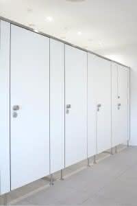 WC-Trennwandsystem Primo in Verbindung mit Systemwand saniQub. (Abb.: Kemmlit)