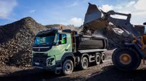 Die größere Achslast der Vorderachsen ermöglicht pro Vorderachse eine zusätzliche Tonne Nutzlast zu transportieren. (Abb.: Volvo Trucks) 