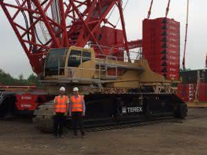 Mark Hollett, General Manager, Weldex und Julian Dyer, Senior Manager UK and Ireland, Terex Cranes. (Abb.: Terex) 