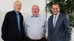  Aufsichtsratsvorsitztender Alfons Hörmann (r.) und Eigentümer Eberhard Schöck (l.) bedanken sich bei Nikolaus Wild für erfolgreiche 13 Jahre als Vorstandsvorsitzender der Schöck Gruppe. (Abb.: Schöck AG)