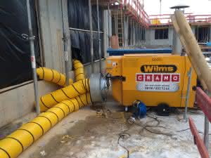 Mittels Verteilern beheizten die vor dem Rohbau aufgestellten Wilms-Geräte die betroffenen 7 Flächen. (Abb.: Cramo/ Wilms)