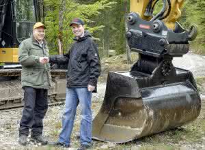 Armin Haberl, Einsatzleiter Süd der Forsttechnik der Bayerischen Staatsforsten, und Martin Sebestyén, Bereichsleiter Vermietung CAT bei Zeppelin Rental. (Abb.: Zeppelin)