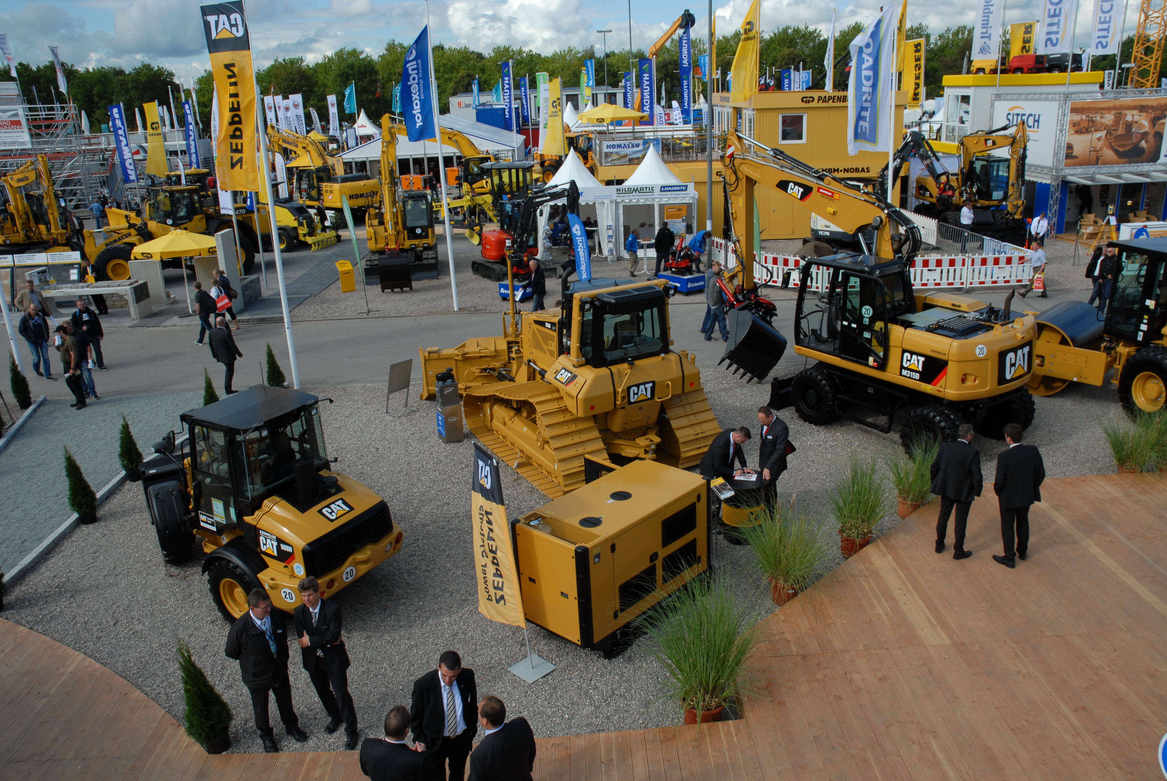 Bagger und Radlader: Zeppelin: Verkaufsrekord auf der NordBau 2014 Der gemeinsame Messestand von Zeppelin Baumaschinen und Zeppelin Rental war auf der NordBau 2014 gut besucht. (Abb.: Zeppelin Baumaschinen/Zeppelin Rental)