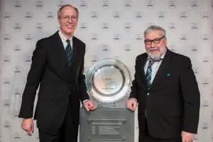 Heino Schroeder, Geschäftsführer  DAF Trucks Deutschland (links), überreicht Klaus-Peter Krüger, Geschäftsführer der LVS Lkw-Vertriebs-Service GmbH, erneut den Wanderpokal zum DAF Dealer Excellence Award. (Abb.: DAF)