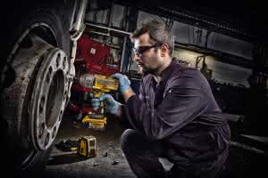 Schlagschrauber von Dewalt in Aktion. (Abb.: Dewalt)
