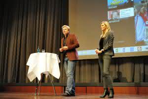 Artikelsuche: 1. Internet-Marketing-Tag fürs Handwerk: 800 Teilnehmer Die Fernsehmoderatorin Nin a Ruge eröffnete diesen Tag und Oliver Kahn hielt seinen Vortrag „Die Philosophie der Nr. 1“. (Abb.: Daniel Baldus)