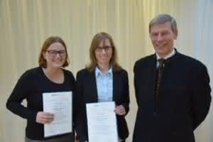 ISA-Vorstand Michael Sigesmund überreicht Christina Sommer und Katharina Hollekampdie Stipendien-Urkunden für ihre exzellente Leistungen beim Weiterbildungsstudiengang „Zertifizierter Fachplaner Brandschutz“ (v.r.n.l.). (Abb.: Isa e.V.)