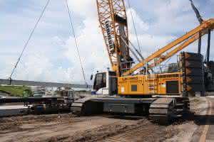 Der Raupenkran LR 1160 von Liebherr bei seinen ersten Aufgaben im Rahmen des Projektes „I-4 Ultimate“. (Abb.: Liebherr) 