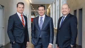 Die Geschäftsführung bei PERI freut sich über den neuen Standort in Günzburg (von links nach rechts): Dr. Fabian Kracht, Geschäftsführer Finanzen und Organisation, Alexander Schwörer, Geschäftsführer Marketing und Vertrieb, Leonhard Braig, Geschäftsführer Produkt und Technik. (Foto: PERI GmbH) 