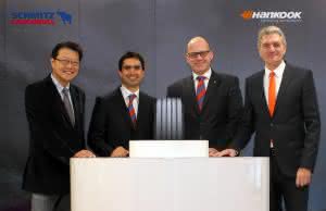 (v.l.n.r.) Hankook Vize-Präsident Hyun-Jun Cho , Alain Versace, Bernhard Schmitz, Dietmar Olbrich. (Abb.: Schmitz Cargobull)