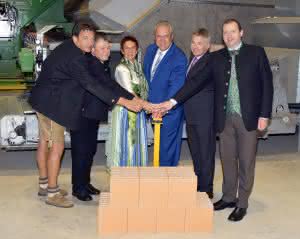 Der Bayerische Innenminister Joachim Herrmann (Mitte) war zusammen mit Ehrengästen und Mitgliedern der Geschäftsleitung erster „Impulsgeber“ der neuen Anlage. Im Bild von links: Heinz Girgner (Werksleitung Zeilarn), Bürgermeister Walter Lechl, MdL Reserl Sem, Joachim Herrmann, geschäftsführender Gese llschafter  Johannes Edmüller und Michael Fahmüller (Landrat Rottal-Inn).