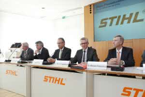 Artikelsuche: Stihl: Neuer Umsatzrekord Der Stihl-Vorstand bei der Bilanz-Pressekonferenz (v.l.n.r.): Wolfgang Zahn, Karl Angler, Norbert Pick, Vorstandsvorsitzender Dr. Bertram Kandziora und Dr. Michael Prochaska. (Abb.: Stihl)