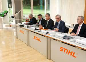 Der Stihl Vorstand bei der Herbst-Pressekonferenz 2015 (v. l. n. r.): Wolfgang Zahn, Karl Angler, Norbert Pick, Dr. Bertram Kandziora (Vorstandsvorsitzender), Dr. Michael Prochaska.
