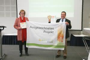 Dr. Michael Rademacher erhält von Christiane Paulus, Vertreterin des Bundesumweltministeriums und Jury-Mitglied der UN-Dekade Biologische Vielfalt, den „Vielfalt-Baum“ – eine Auszeichnung der UN-Dekade Biologische Vielfalt für den Quarry Life Award. (Abb.: BfN, U. Euler)