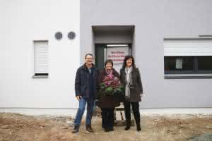 WeberHaus-Geschäftsführerin Heidi Weber-Mühleck gratuliert Simone Merk und Ulrich Kröger zum 34.000 Haus des badischen Fertighausherstellers. (Abb.: WeberHaus) 