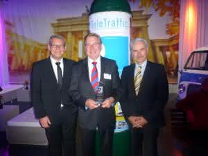 Telematik + Management: Schmitz Cargobull: Telematik-Lösung prämiert Oliver Trost, Geschäftsführer ETM-Verlag; Karl-Heinz Neu, Geschäftsführer Schmitz Cargobull Telematics und Prof. Dr. Heinz-Leo Dudek, Duale Hochschule Baden Württemberg (v.l.n.r.) beim Zukunftskongress. (Abb.: Schmitz Cargobull)