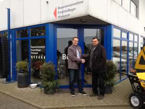 Hanns Markus Renz, Business Manager D-A-CH und Poland, Manuel Lopez-Infantes, Managing Director of Lopez-Infantes Baumaschinen GmbH & Co. KG. (Abb.: Kobelco)
