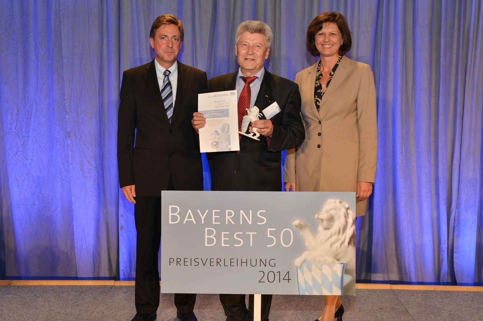 Artikelsuche: Franken Maxit: Gehört zu "Bayern´s Best 50" Die bayerische Wirtschaftsministerin Ilse Aigner (rechts) übergibt die Auszeichnung an Hans-Dieter Groppweis (Mitte), Geschäftsführer von Franken Maxit. (Abb.: Franken Maxit, Azendorf)