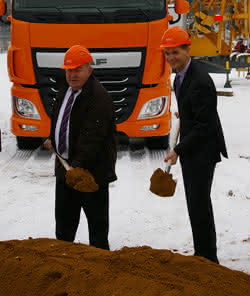 Bagger und Radlader: DAF: Spatenstich für neue Zentrale bei Köln Frechens Bürgermeister Hans-Willi Meier und Jan van Keulen, Geschäftsführer von DAF Trucks Deutschland, beim Spatenstich. (Abb.: Baugewerbe)