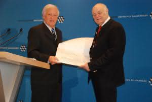 Bagger und Radlader: ZDB: Goldene Verdienstmedaille für Hans Stiglocher Bagger und Radlader: ZDB: Goldene Verdienstmedaille für Hans Stiglocher