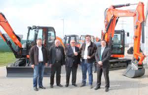 Eberle-Hald wurde für seine Leistungen mit dem Kubota Service Award ausgezeichnet. EH-Geschäftsführer Bernd Eberle (Bildmitte) nahm die Urkunde aus den Händen von Kubota-Serviceleiter Patrick Bongratz entgegen. (Foto: Eberle-Hald)