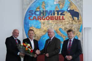 Bagger und Radlader: Schmitz Cargobull: Lange und erfolgreiche Partnerschaft mit Steden Logistik Fahrzeugübergabe im Schmitz Cargobull Werk in Altenberge: v.l. Josef Warmeling, Leiter Internationales Key-Account Management Schmitz Cargobull, Frank Steden, Geschäftsführer der Steden Logistik GmbH, Heinz Brede und Manfred Isenbort, Key-Account Manager Schmitz Cargobull. (Abb.: Schmitz Cargobull)
