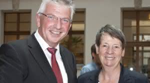 Bundesbauministerin Dr. Barbara Hendricks (r.) und Clemens Kuhlemann, Geschäftsführer der Deutschen Poroton, wollen die Baukosten senken, um bezahlbaren Wohnraum für die Mitte der Gesellschaft zu schaffen. (Abb.: Poroton)