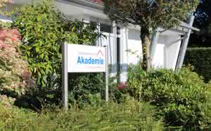 Schild am Eingang der Akademie mit dem neuen Logo. (Abb.: Remmers)