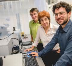 Nicht einzelne Ioneneigenschaften, sondern kooperative Effekte sind entscheidend bei der Bildung einer Hydrathülle, so das Bochumer Forscherteam: Gerhard Schwaab, Martina Havenith und Federico Sebastiani (v.li.) Bochumer Forscherteam: Gerhard Schwaab, Martina Havenith und Federico Sebastiani