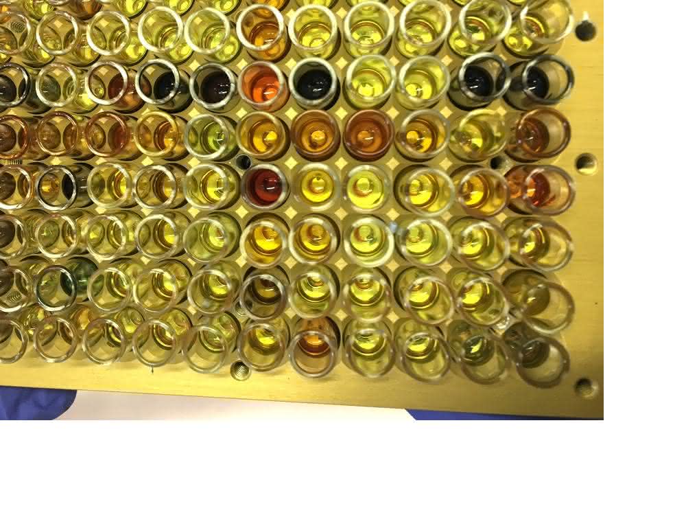 Chemiker stellen neuen Reaktionsweg vor: Photokatalytisches Verfahren zur Spaltung von Disulfiden Die Forschungsgruppe von Frank Glorius nutzt Photokatalysatoren und sichtbares Licht zur selektiven Spaltung von Schwefel-Schwefel-Bindungen. Die Farbe des Reaktionsgemisches nach der Reaktion kann einen ersten Hinweis auf die entstandenen Produkte geben.