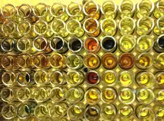 Chemiker stellen neuen Reaktionsweg vor: Photokatalytisches Verfahren zur Spaltung von Disulfiden Die Forschungsgruppe von Frank Glorius nutzt Photokatalysatoren und sichtbares Licht zur selektiven Spaltung von Schwefel-Schwefel-Bindungen. Die Farbe des Reaktionsgemisches nach der Reaktion kann einen ersten Hinweis auf die entstandenen Produkte geben.