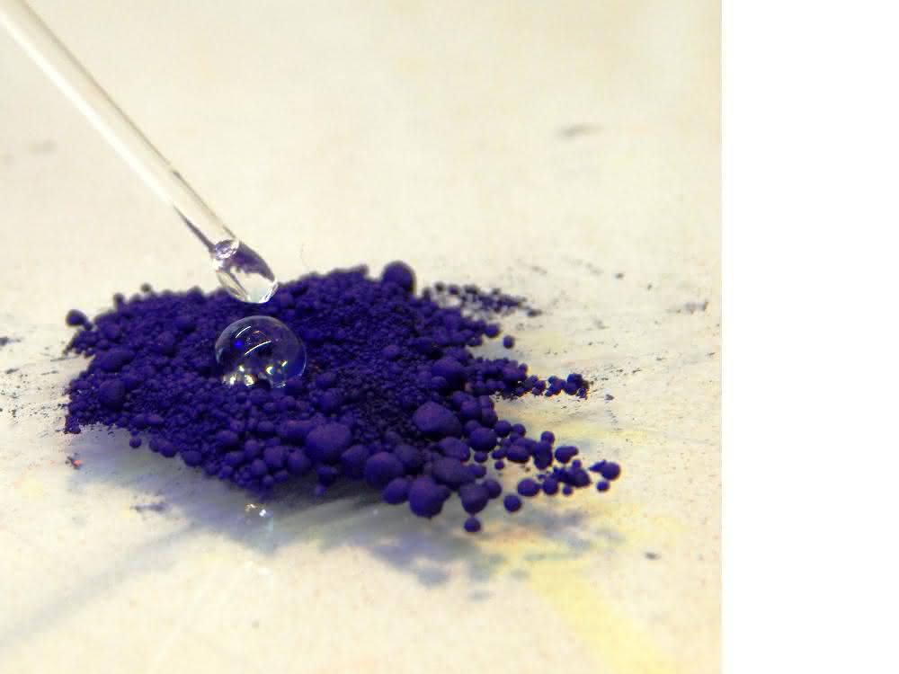Der Farbstoff Indigo ist bei Raumtemperatur vollständig wasserabweisend. Ein aufgebrachter Tropfen Wasser perlt einfach ab.