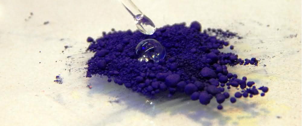 Umweltfreundlichere Synthese von Farbstoffen: Wasser statt giftiger Lösungsmittel Der Farbstoff Indigo ist bei Raumtemperatur vollständig wasserabweisend. Ein aufgebrachter Tropfen Wasser perlt einfach ab.