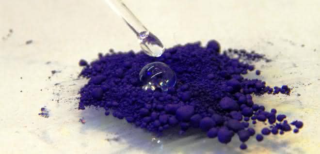 Der Farbstoff Indigo ist bei Raumtemperatur vollständig wasserabweisend. Ein aufgebrachter Tropfen Wasser perlt einfach ab.