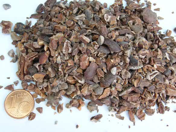 Nibs, die Bruchstücke der Kakaokerne, sind Ausgangsstoff für die Herstellung von Schokolade.