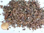 Nibs, die Bruchstücke der Kakaokerne, sind Ausgangsstoff für die Herstellung von Schokolade.